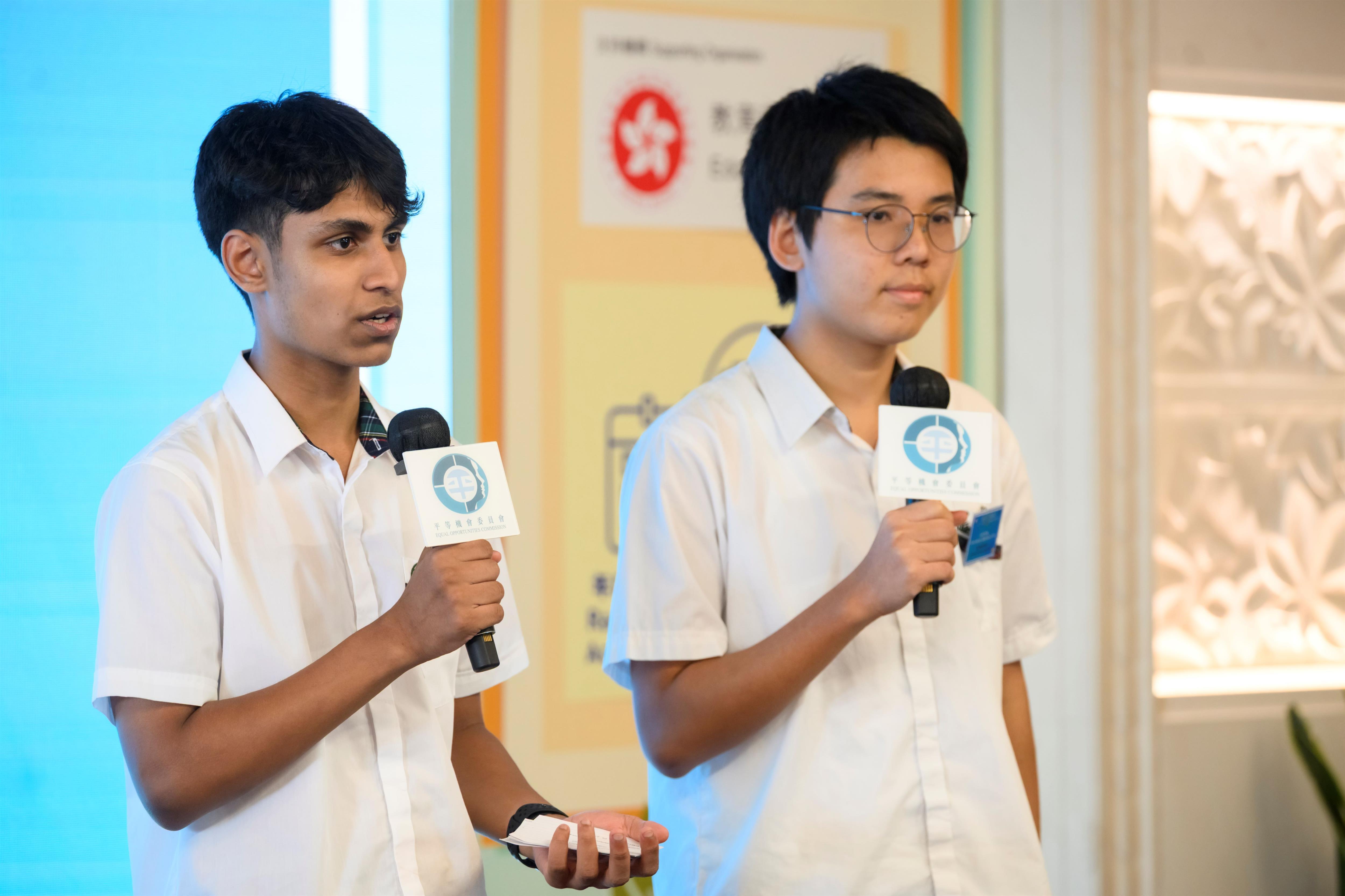 保良局顏寶鈴書院的兩位學生在台上介紹由學生自發成立的「Multi-cultural Club」。